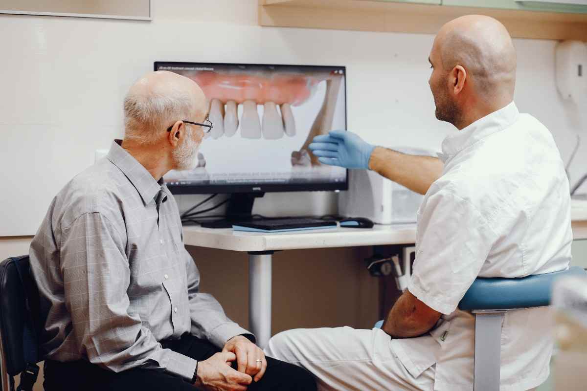 Implante dentário e prótese: qual a diferença?